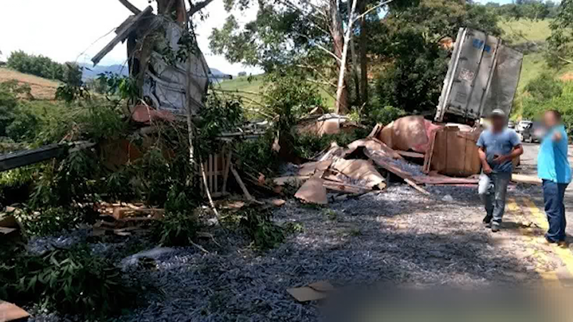 Susto grande: carreta perde controle e quase cai sobre casa